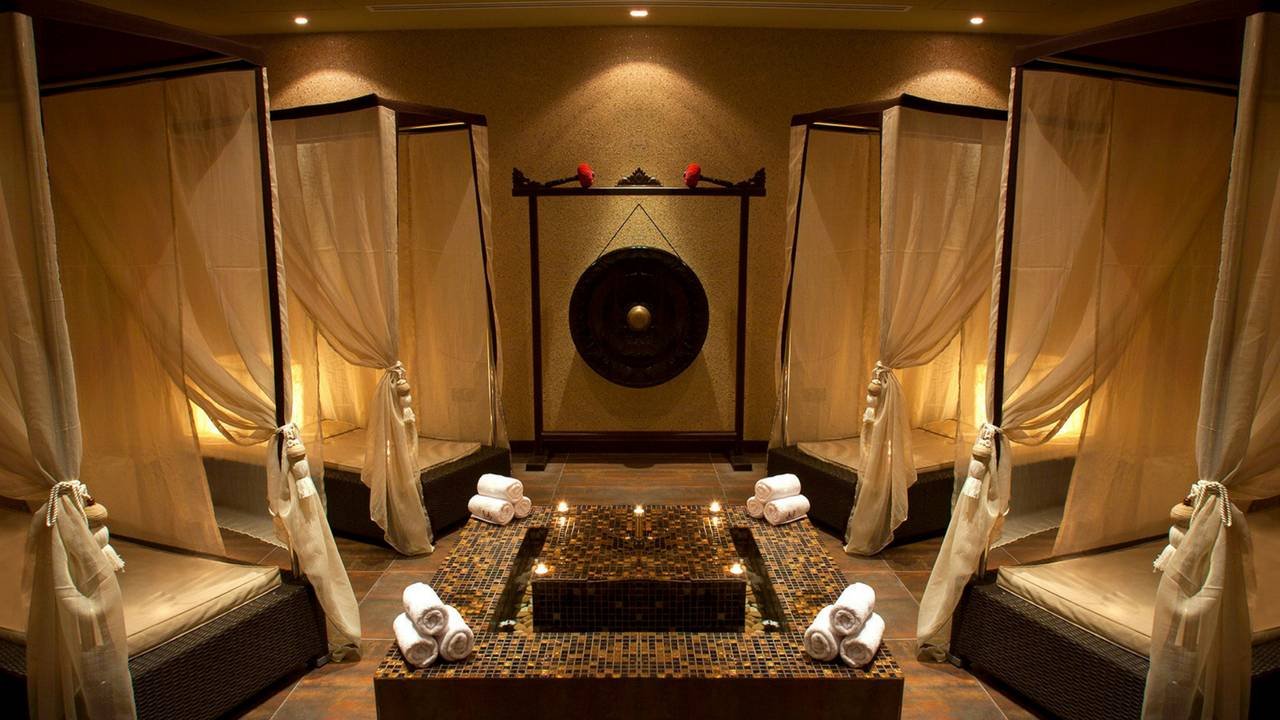 Tips and Toes, Khalifa City